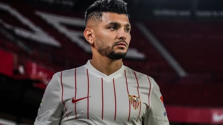 'Tecatito' Corona encabeza la lista de jugadores que abandonarán el Sevilla