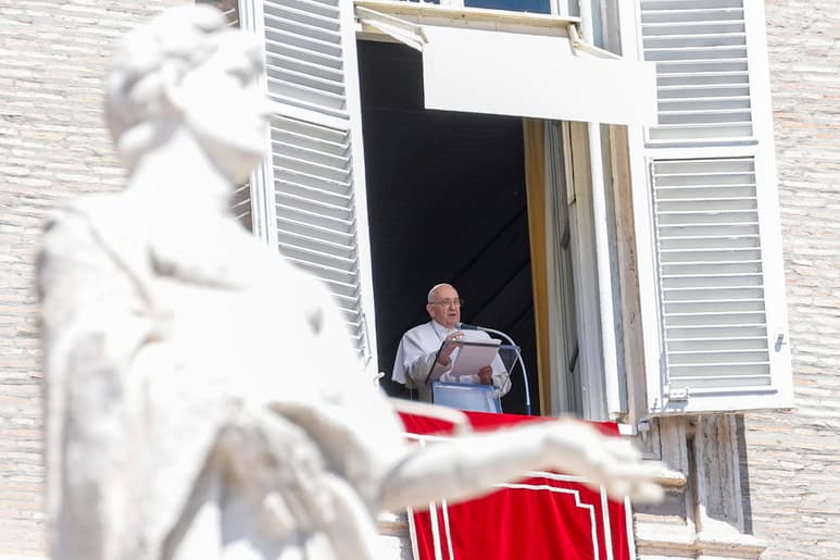 El papa aseveró que 'en las 'autopistas digitales' muchos se ven perjudicados por la división y el odio'. (EFE)