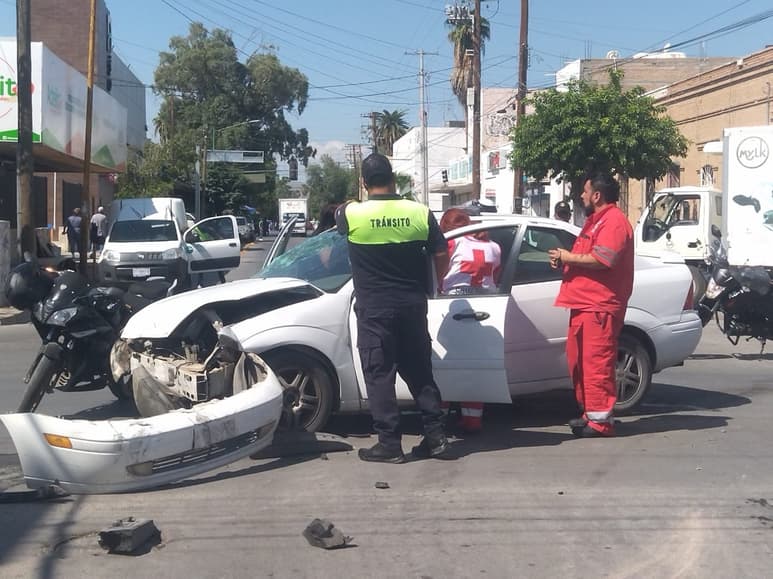 Paramédicos de la Cruz Roja revisaron a los conductores. (EL SIGLO DE TORREÓN)