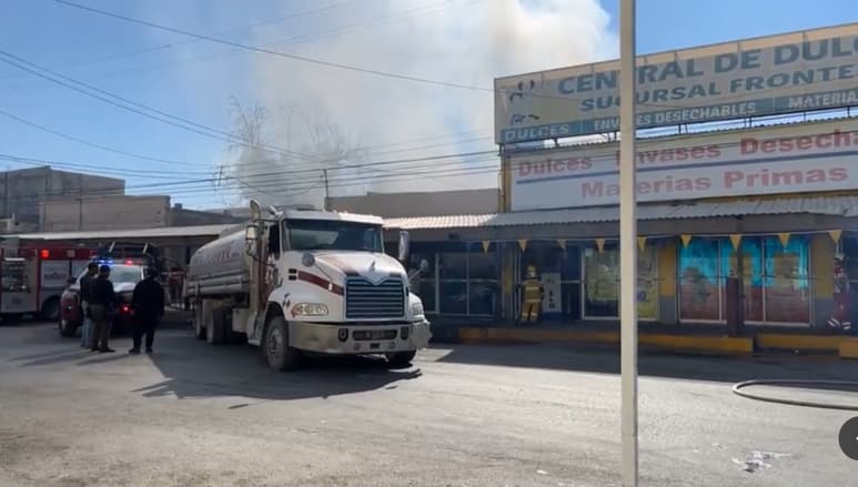 El siniestro inició en el traspatio del antiguo edificio ubicado en la avenida Francisco I. Madero. (EL SIGLO COAHUILA)