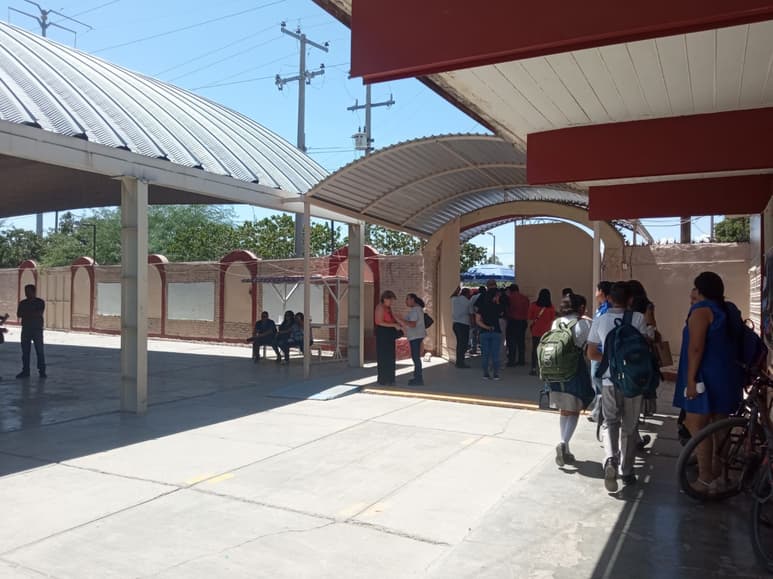 La Sociedad de Padres de Familia quiere cámaras de seguridad en las aulas y los docentes se niegan pues vulneran sus derechos.