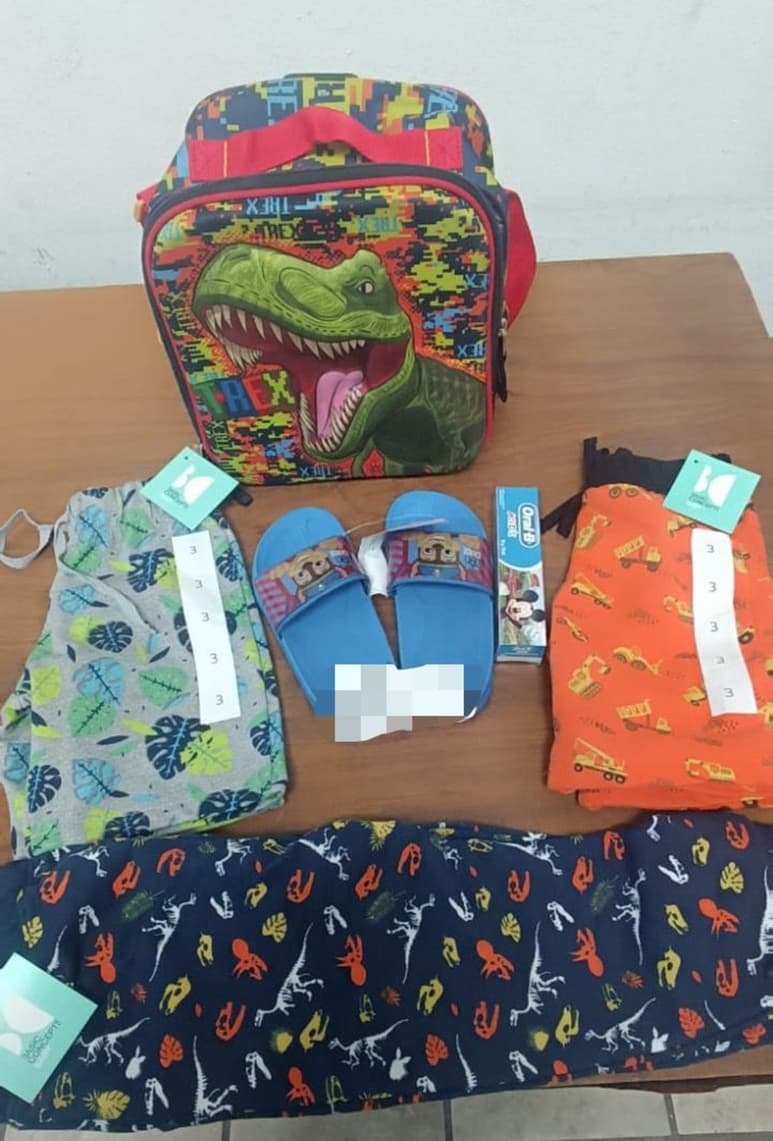 Los agentes preventivos le aseguraron una mochila tipo lonchera que en su interior contenía diferentes artículos.