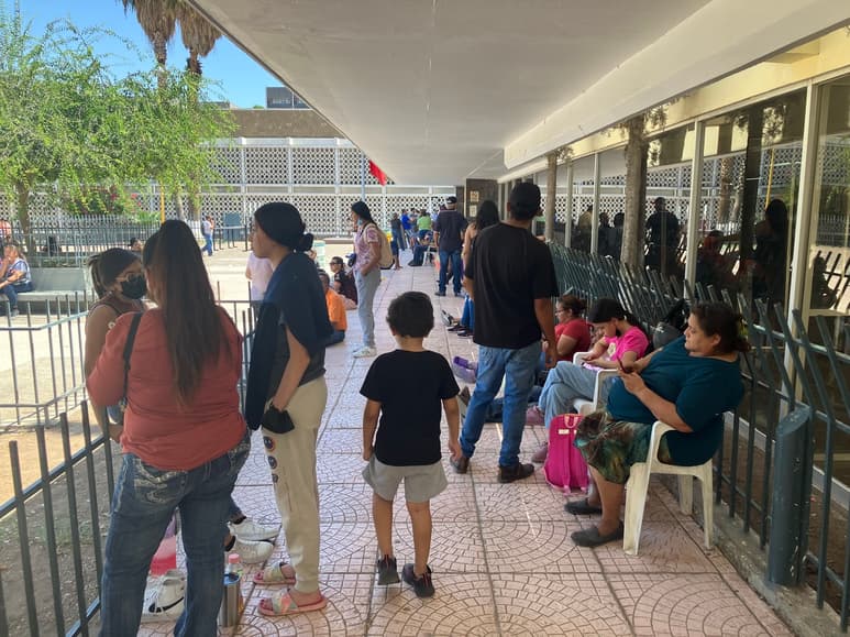 Personas llegan a temprana hora para ser de las primeras en la consulta del turno vespertino en clínica 16 del IMSS.