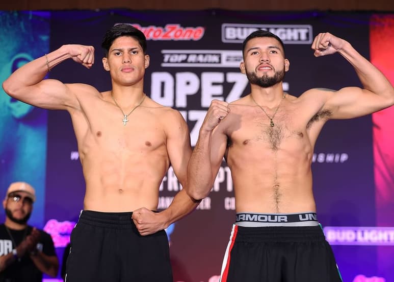Tanto el lagunero (der.) como su contrincante, no tuvieron mayor problema en la báscula, para su contienda de este viernes. (Cortesía Top Rank)