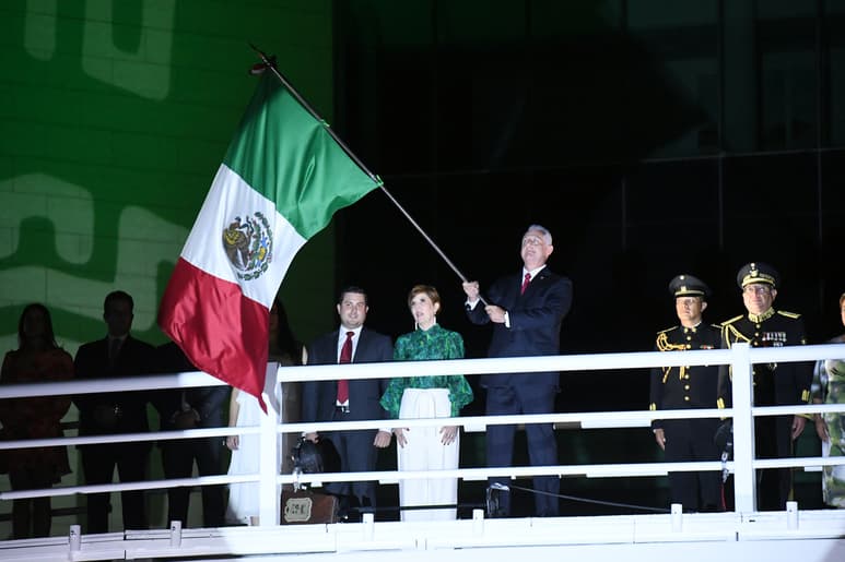 Con vivas al 'amor', a los migrantes, el Presidente lanzó además '¡mueras!' a la corrupción. (FERNANDO COMPEÁN / EL SIGLO DE TORREÓN)