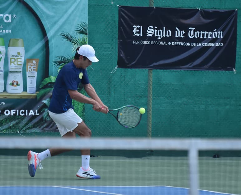 Un gran nivel de tenis se ha visto en las canchas del Campestre de Gómez Palacio, donde se lleva a cabo el Torneo Anual. (Ramón Sotomayor)