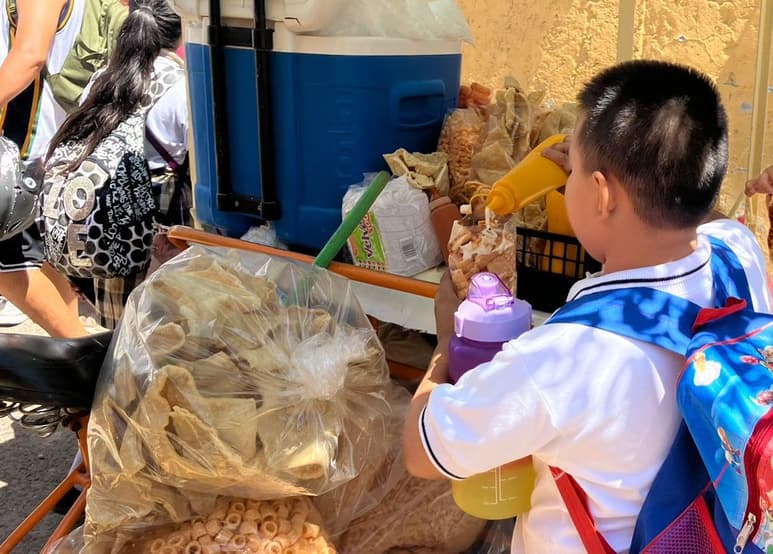 Al finalizar la jornada escolar de nivel primaria o en el recreo, se puede observar a vendedores ambulantes cerca de las escuelas.