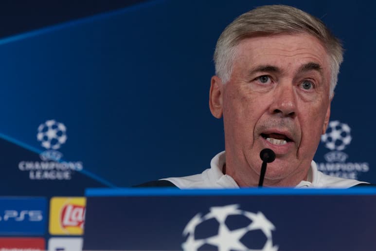 Carlo Ancelotti demuestra su apoyo a las futbolistas. Fuente: EFE