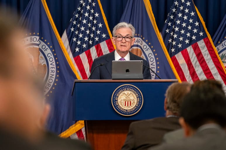 Fed 'congela' tasas de interés y eleva pronósticos de crecimiento para Estados Unidos, reforzando un aterrizaje suave.