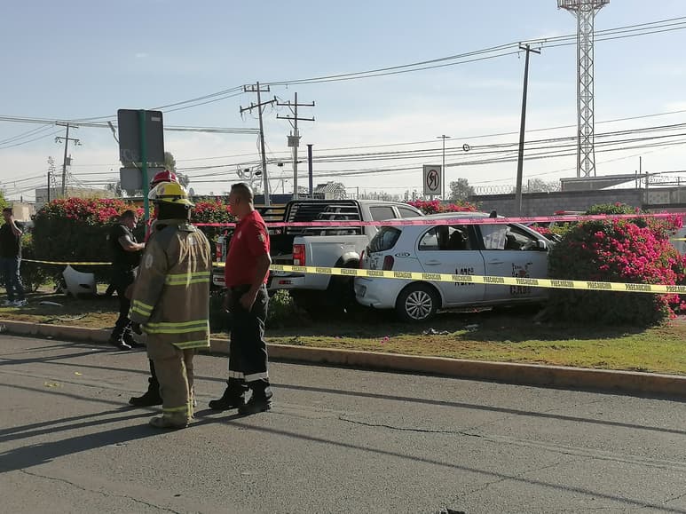 Por el fuerte impacto ambas unidades se subieron al camellón central derribando a su paso los arbustos. (EL SIGLO DE TORREÓN)