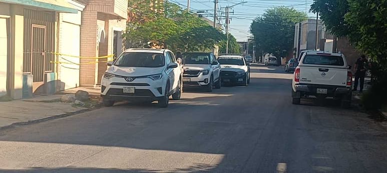 Al ingresar al lugar lo encontró tendido en el piso e inconsciente, así que decidió llamar a las autoridades de emergencia.