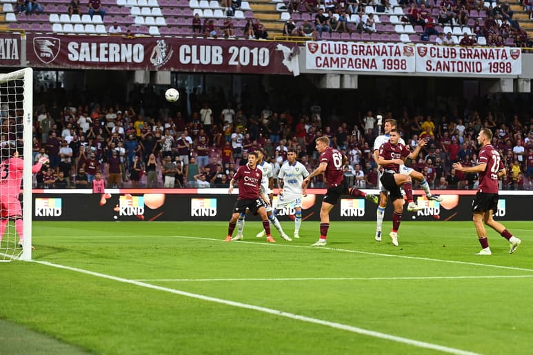Simone Romagnoli anotó con un cabezazo el primer tanto del partido, Guillermo Ochoa poco pudo hacer (EFE)