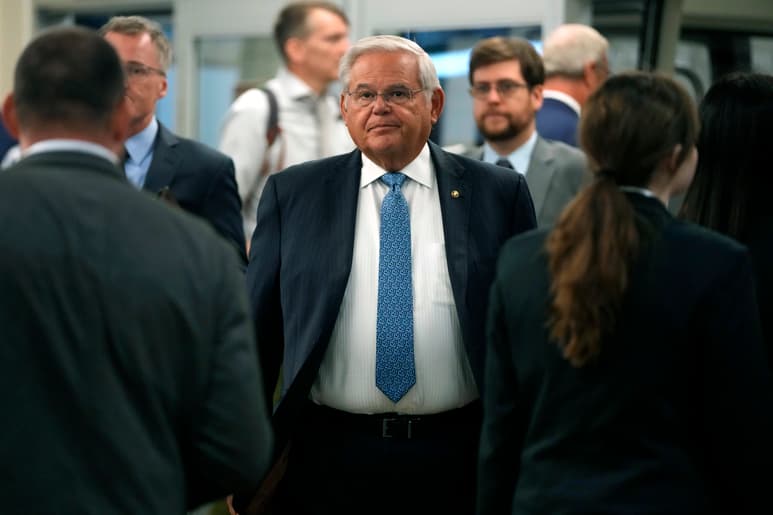 Lo que sí se ha confirmado es que el legislador demócrata dejará de presidir el Comité de Relaciones Exteriores del Senado tras ser inculpado. (ARCHIVO)