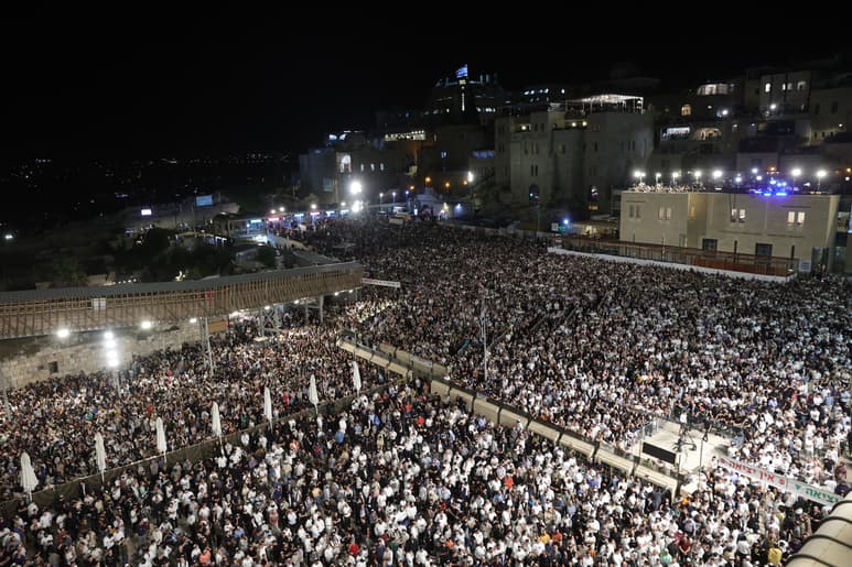 Los manifestantes denuncian que la reforma judicial, que busca otorgar más poder al Ejecutivo en detrimento de la Justicia, pone en peligro la democracia israelí. (EFE)