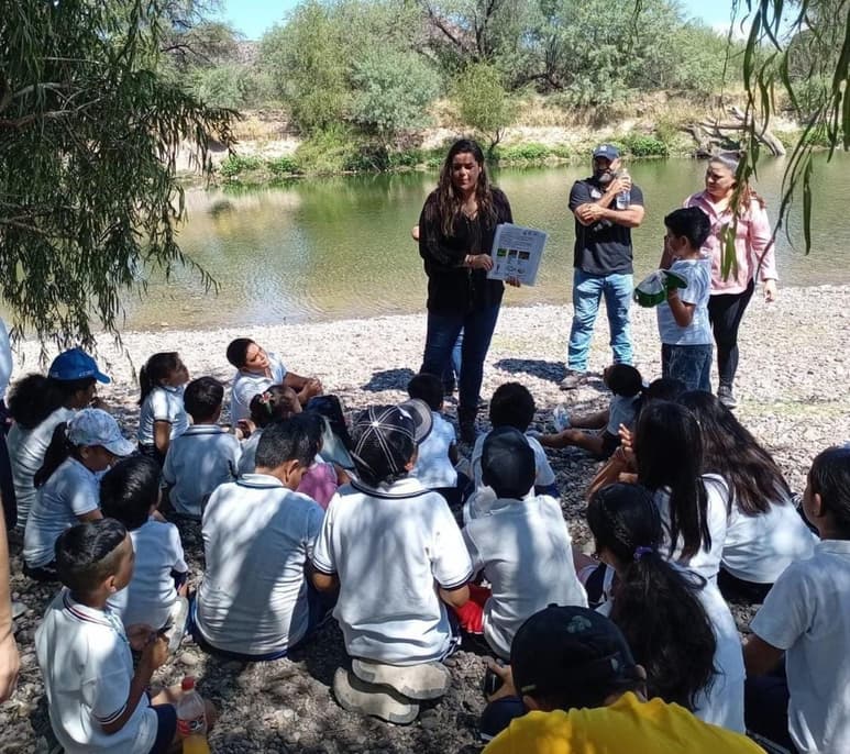 Durante el recorrido, los niños recibieron una charla informativa sobre el humedal y la biodiversidad. (CORTESÍA)