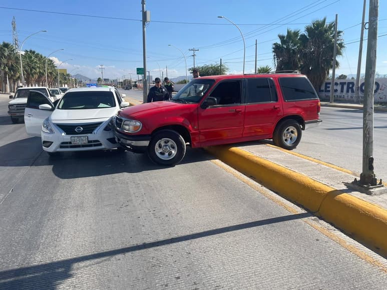 La unidad terminó sobre el camellón central de la vialidad.