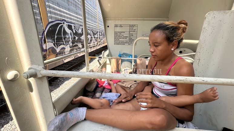 Algunos de los migrantes viajan con sus hijos pequeños en el ferrocarril. (Foto: SERGIO A. RODRÍGUEZ / EL SIGLO COAHUILA)
