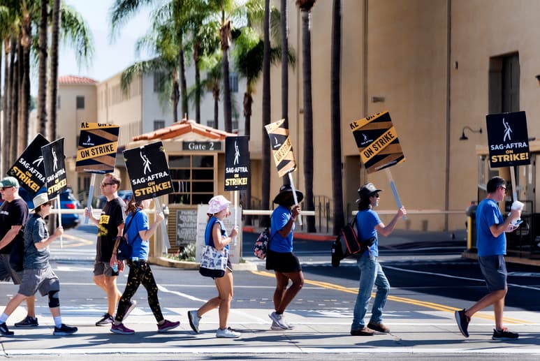 En una muestra de solidaridad, guionistas se unen a las protestas del Sindicato de Actores de la Pantalla-Federación Estadounidense de Artistas de Televisión y Radio (SAG-AFTRA por sus siglas en inglés) frente a la entrada de los estudios Warner Bros. en Burbank, California, el martes 26 de septiembre de 2023. (AP Foto/Richard Vogel)