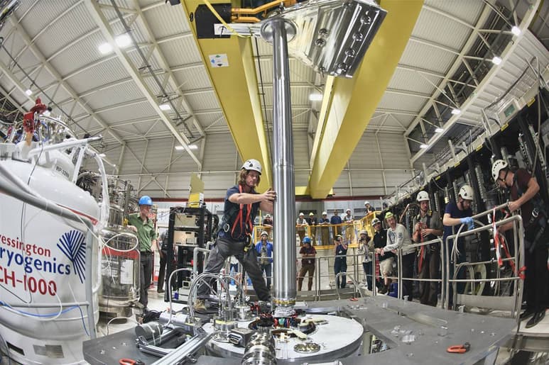 En la máquina ALPHA-g se han detectado átomos de antihidrógeno cayendo hacia la Tierra del mismo modo que sus equivalentes de materia. (CERN)