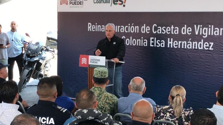 El alcalde Román Alberto Cepeda, entregó a vecinos la caseta de la colonia Elsa Hernández. (EL SIGLO DE TORREÓN)
