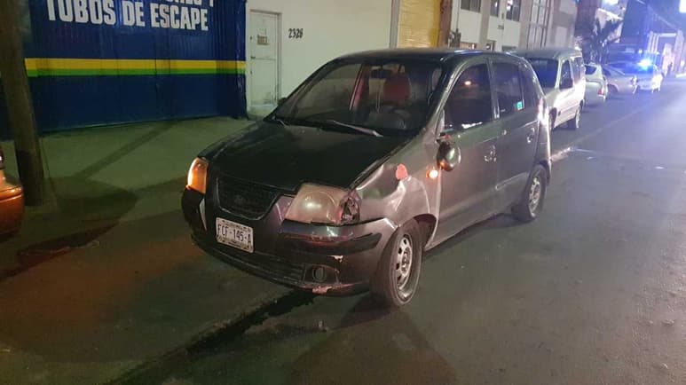 Lo impactó el conductor de un vehículo de la marca Dodge, línea Atos de color gris.