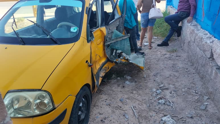 Conductora colisiona con taxi tras omitir luz roja del semáforo en Torreón