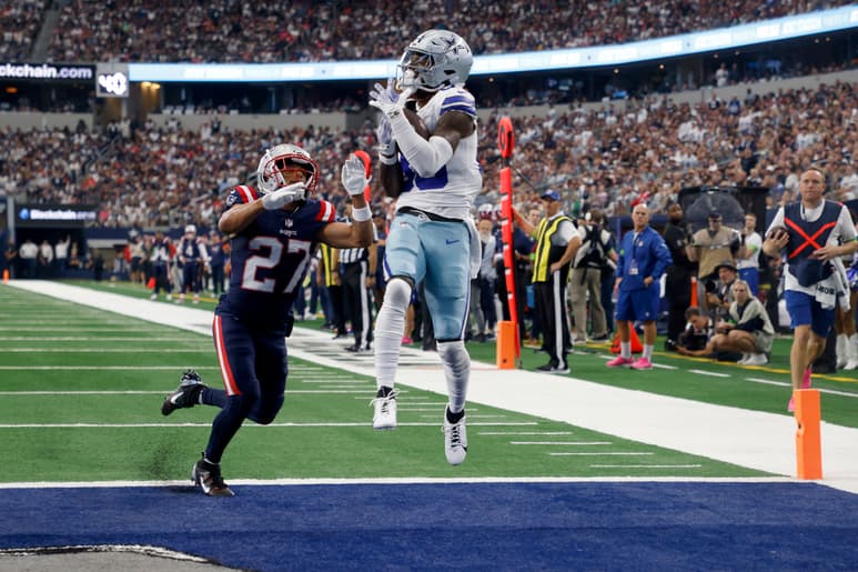 El receptor de los Vaqueros CeeDee Lamb recibe un pase de anotación en el primer cuarto que puso al frente en el marcador a Dallas, que terminó aplastando 38-3 a los Patriotas de Nueva Inglaterra.