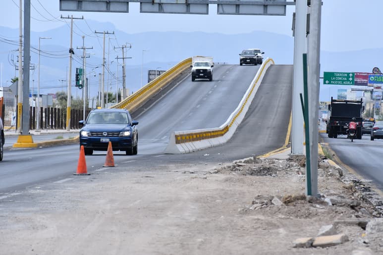 Casi está listo el carril de contrasentido en el puente La Concha, de la carretera a San Pedro. (EL SIGLO DE TORREÓN)