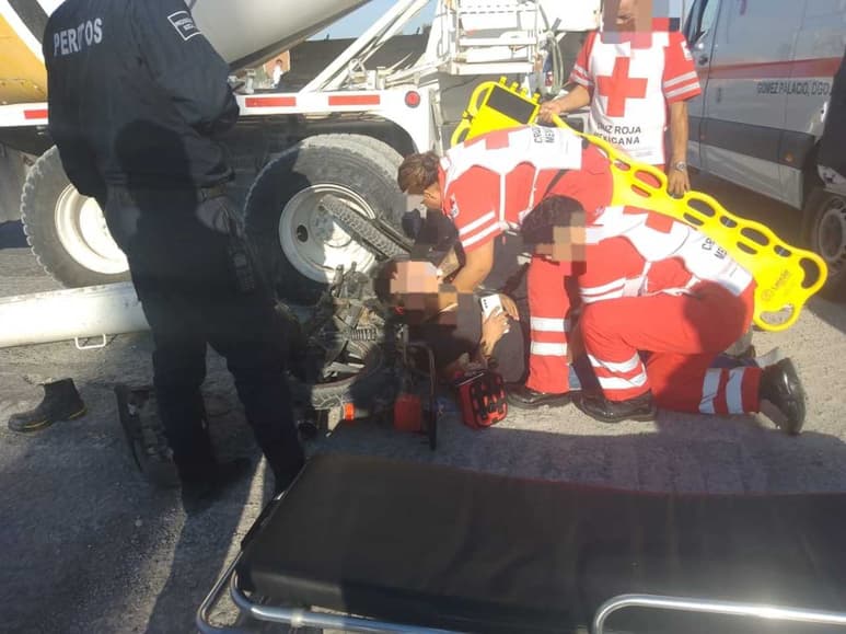 Paramédicos de la Cruz Roja acudieron al lugar para atender al motociclista lesionado, el cual fue llevado a un hospital.