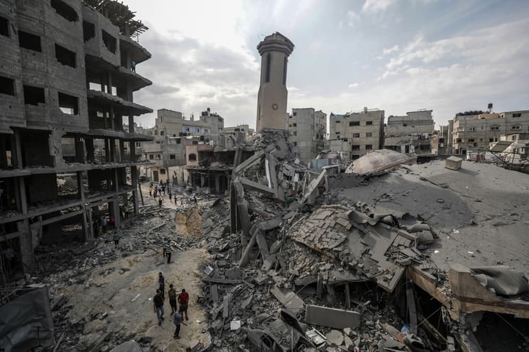 Se estima que en Israel residen aproximadamente 5,000 ciudadanos mexicanos, con 2 en la Franja de Gaza y 35 en Cisjordania.