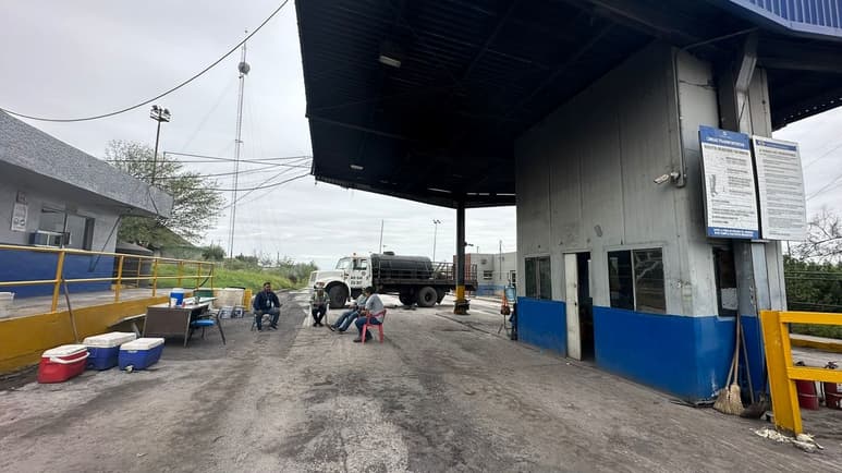 Sólo quedaron algunos trabajadores en las entradas de la siderúrgica para garantizar de que no saquen nada de la empresa.