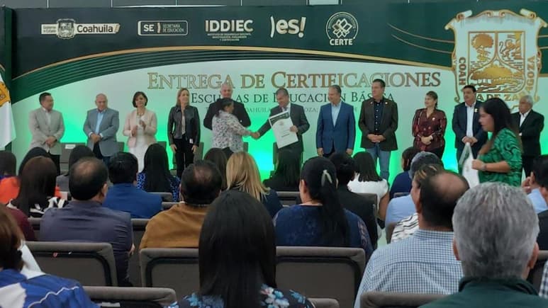 Entregan certificados y estímulos económicos a 45 planteles del sistema Certe.