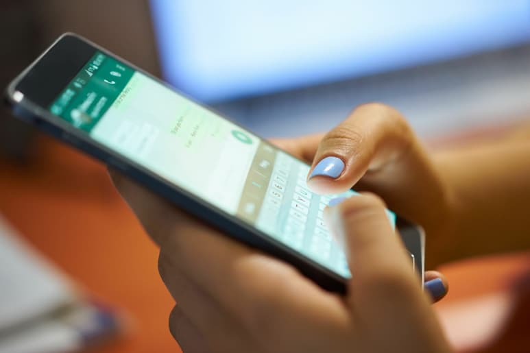 Para configurar una segunda cuenta de WhatsApp en un mismo dispositivo, necesitarás un segundo número de teléfono y una tarjeta SIM adicional, o un dispositivo que admita múltiples SIM o eSIM.