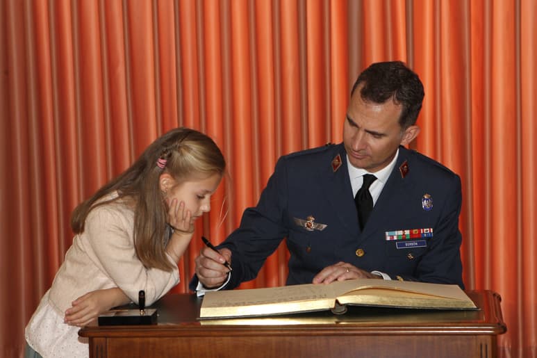 Fotografía de archivo la princesa Leonor junto a su padre, el rey Felipe VI, en la Academia del Ejército del Aire el 2 de mayo de 2014. La Casa del Rey de España distribuye este miércoles veinte fotografías de la vida y la trayectoria institucional de la princesa Leonor, heredera del trono, con motivo de su 18 cumpleaños, fecha en que jurará la Constitución española al llegar a la mayoría de edad, el próximo martes 31 de octubre. EFE/ Casa Rea