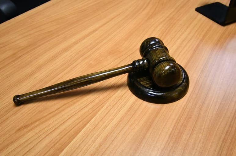 Mamá gana demanda para echar de casa a sus hijos cuarentones