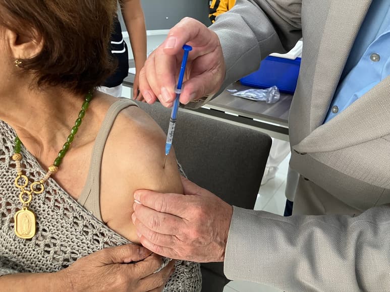 En Durango, se cuenta con el biológico suficiente para atender la demanda de vacunas tanto de Influenza como de covid-19 y Neumococo. (ARCHIVO)
