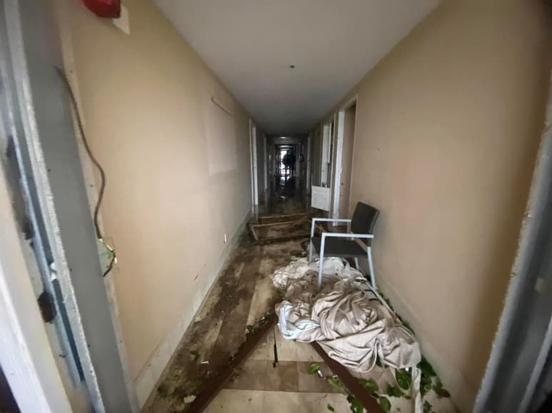 Después de dos horas de acecho, destrucción y cansancio, dos personas del hotel ingresaron al pasillo del tercer piso.