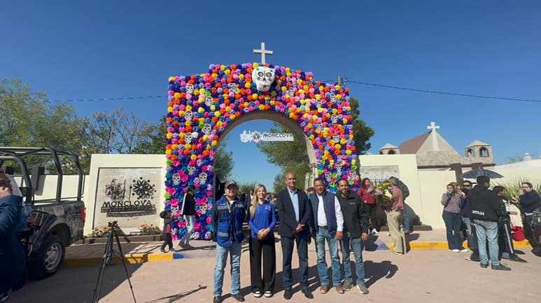 El mandatario municipal constató de manera personal los arreglos y trabajos realizados en la necrópolis de Monclova. (Foto: SERGIO A. RODRÍGUEZ / EL SIGLO COAHUILA)