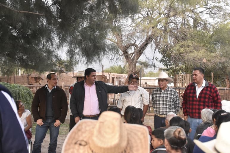 Entrega alcalde de Lerdo, Homero Martínez, ganado caprino a productores de Vicente Suárez. (CORTESÍA)