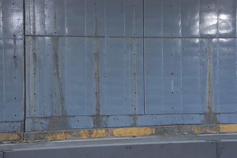 Las filtraciones en la pared de uno de los viaductos aparecen cada vez que el canal 3+500 lleva agua. (VAYRON INFANTE)