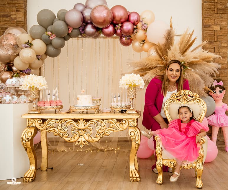 La festejada acompañada de su mamá Marcela Delgado Luévano y su papá Eduardo Borjón Quiñones.