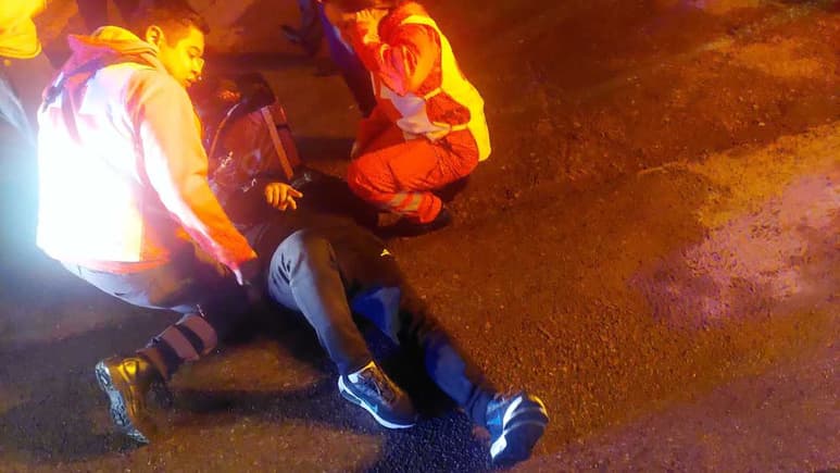 El hombre fue atendido por la Cruz Roja y llevado a un hospital.