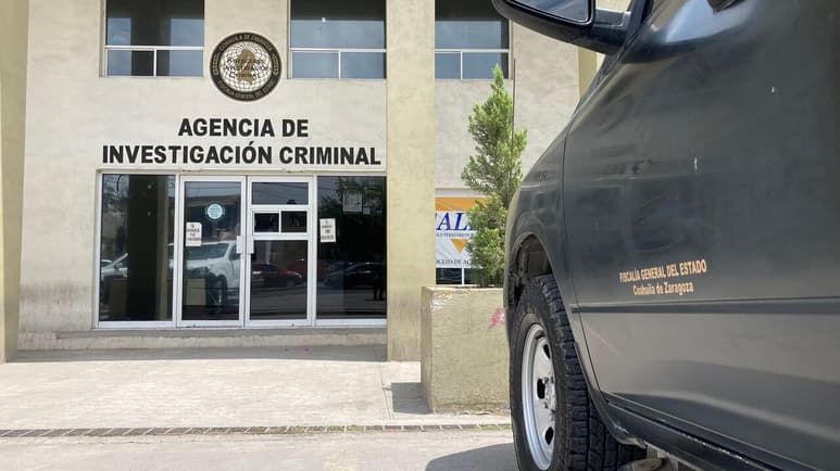 Es frecuente encontrar en redes sociales videos de familias que documentan cómo agentes de rompen puertas y se meten a la fuerza a viviendas. (SERGIO A. RODRÍGUEZ)