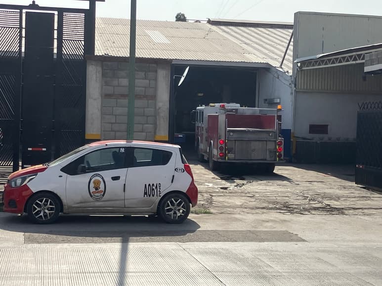 El personal de Bomberos y Protección Civil acudió al lugar para atender el reporte de un conato de incendio.