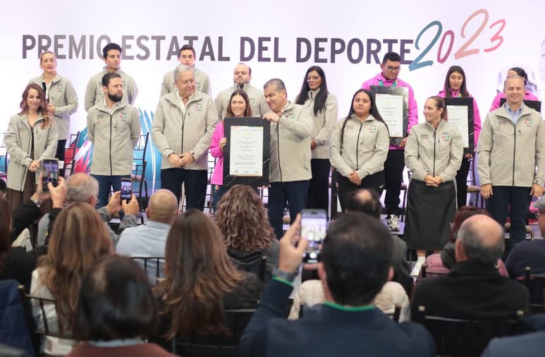 Miguel Riquelme, gobernador de Coahuila, entregó el Premio Estatal del Deporte a Dafne Quintero García en la modalidad Atleta Absoluto.