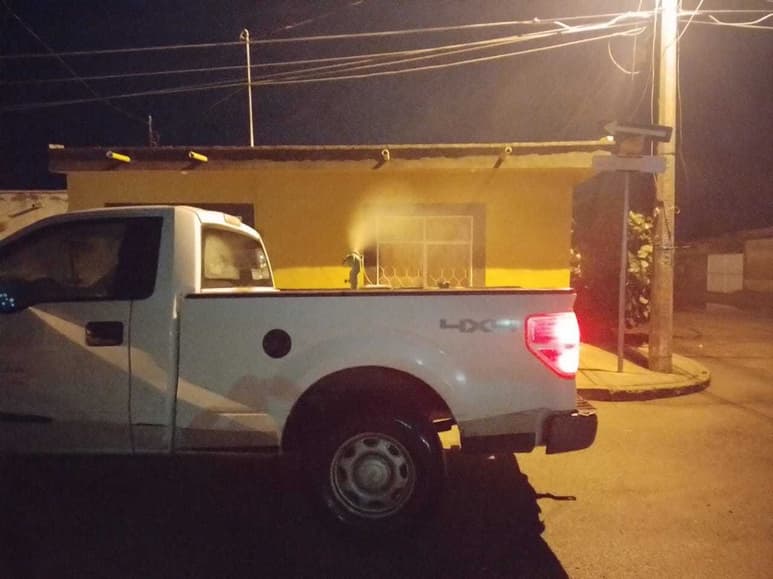 Las brigadas de las instancias de salud, intensifican las fumigaciones para evitar proliferación de mosquitos, por agua estancada. (EL SIGLO DE TORREÓN)