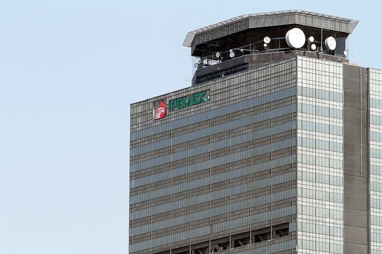 La deuda por habitante que le correspondería pagar a cada mexicano por los pasivos de Petróleos Mexicanos (Pemex) sería de alrededor de 33 mil 437 pesos. (ARCHIVO)