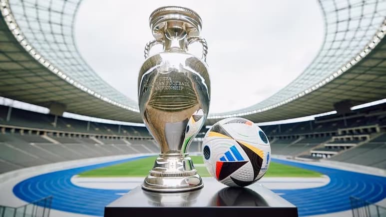 El uso de llamativos rojos, azules, verdes y naranjas celebra tanto la vitalidad que las naciones participantes aportan al torneo como la pura simplicidad del fútbol. (CORTESÍA)