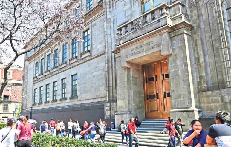 Su cercanía con el presidente resalta, por lo que se cuestionan los cargos y especialidades con las que cuentan. (ARCHIVO)