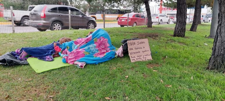 Mientras Jairo vende paletas, su familia toma un descanso en los jardines que están afuera de la Central Camionera. (EL SIGLO DE DURANGO)